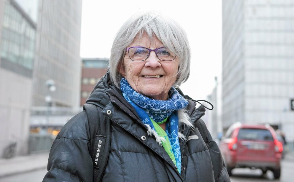 Trots sin tuffa uppväxt har Elise Lindqvist, 80 år, ork att hjälpa andra som har det svårt. – Jag har förståelser för vad flickorna genomlider. Foto: Ann Jonasson