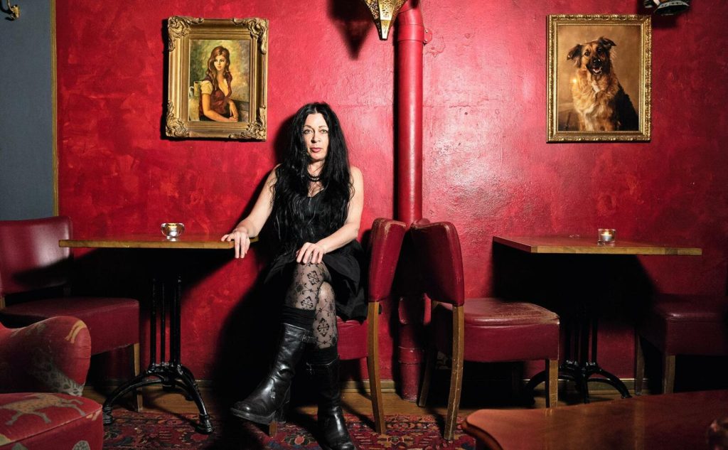 Hemlivet var dysfunktionellt, och i punkkretsarna kring Ebba Grön fann Nike Markelius gemenskap. Punkare är hon fortfarande i själ och hjärta. Foto: Ann Jonasson