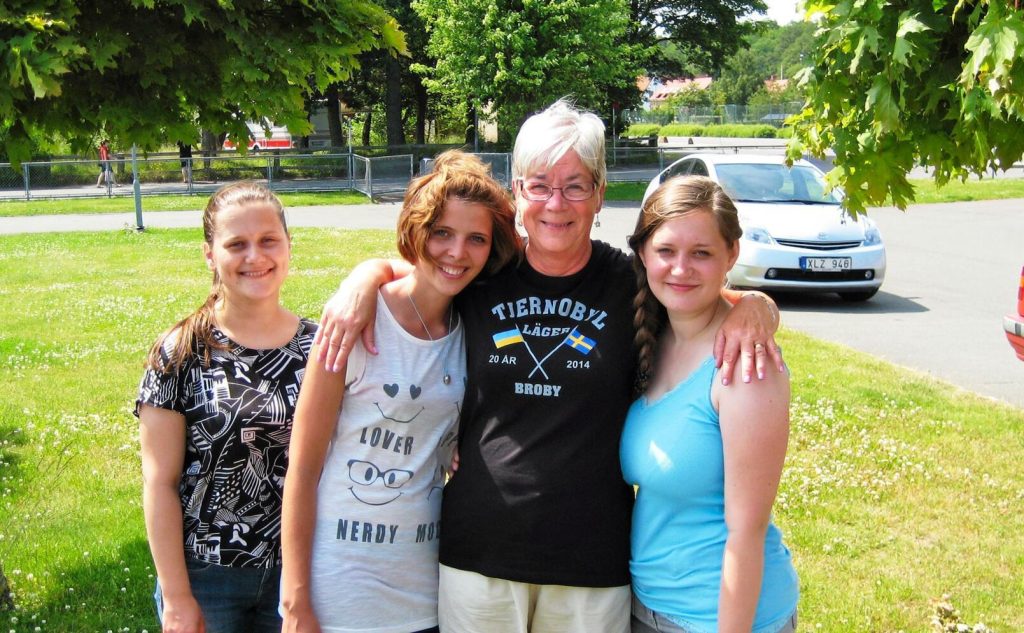 Eva Karlsson ger några flickor på lägret varma kramar – något de så väl behöver. Foto: Johan Werner