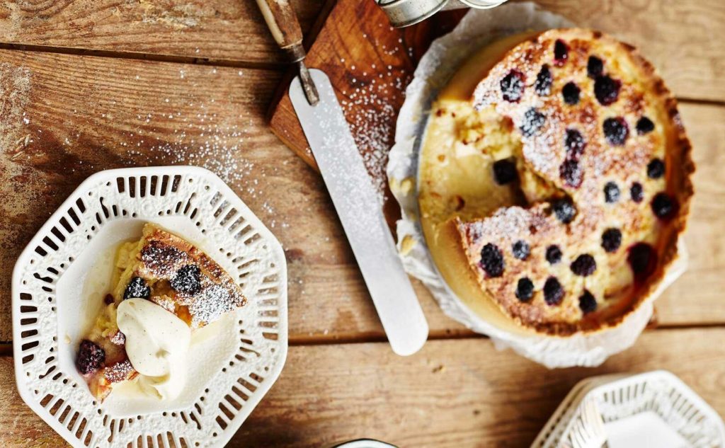 Saftiga päron får fint sällskap i den här dröm- goda pajen med mandel och syrliga björnbär. Pajen går fint att göra klar i god tid. Foto: Lee Kearney.