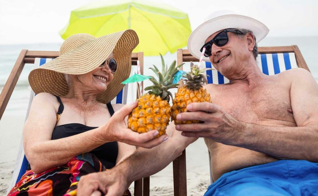 Kläder och skugga skyddar bäst mot den förrädiska solen. Foto: Bigstock