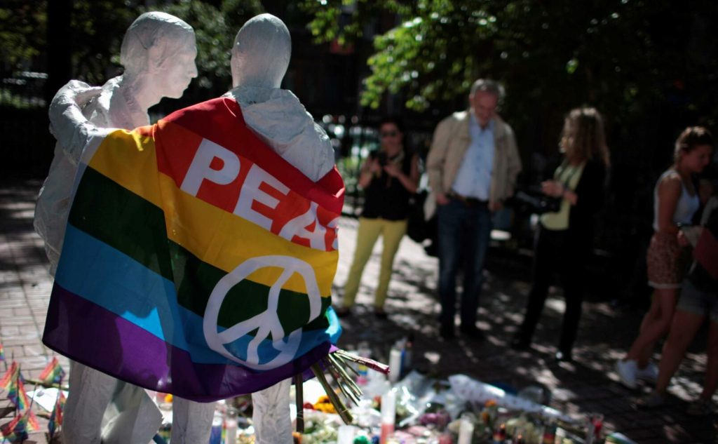 Den 12 juni i år utsattes en gayklubb i Orlando, USA för hatbrott/terrorhandling, då 49 människor sköts ihjäl. Här hedras offren vid en spontan minnesplats. Foto: TT