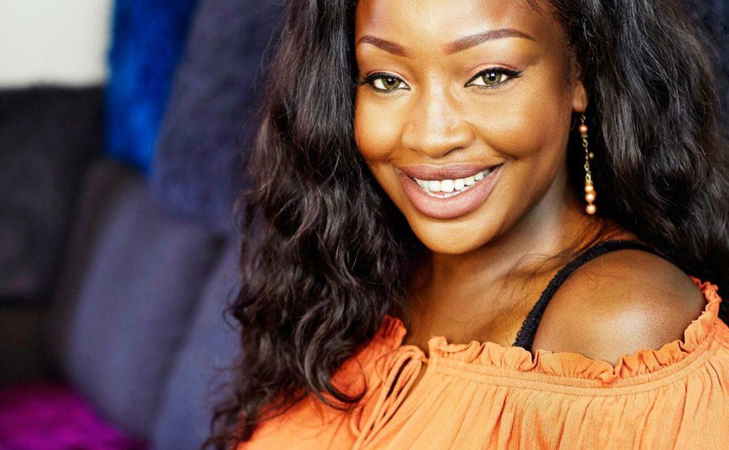 Skönhetsidealen är annorlunda i Gambia, konstaterar Lovette Jallow. Där handlar det mer om attityd och mindre om att ha ett visst utseende. Foto: Peter Knutson