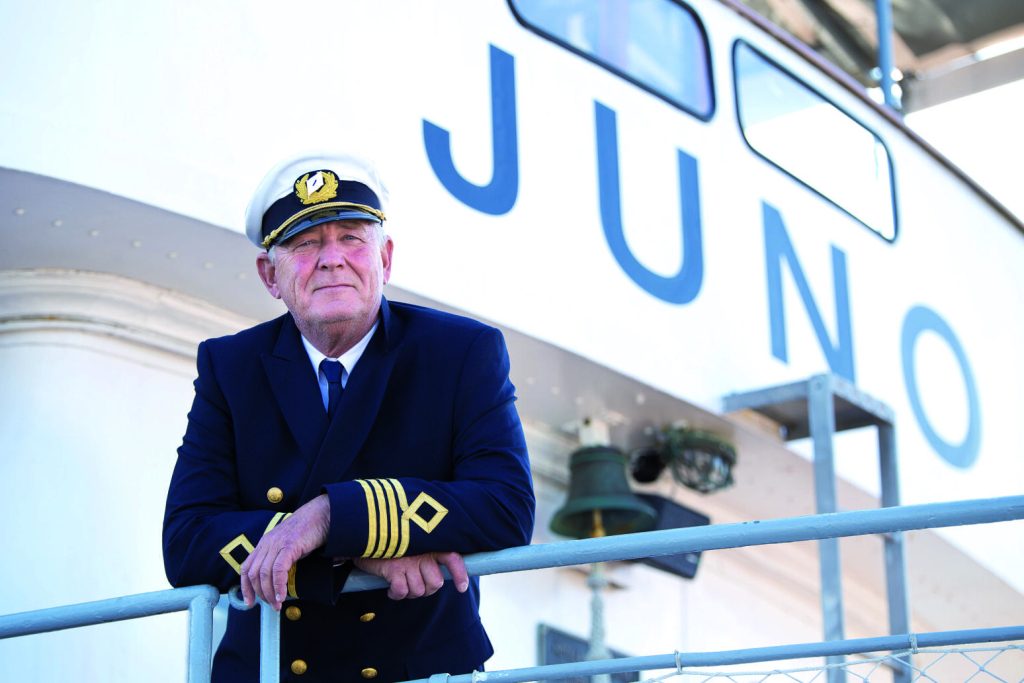Befälhavare Albert Håkansson har arbetat på Göta kanal i 13 år. Foto: Strömma Turism & Sjöfart