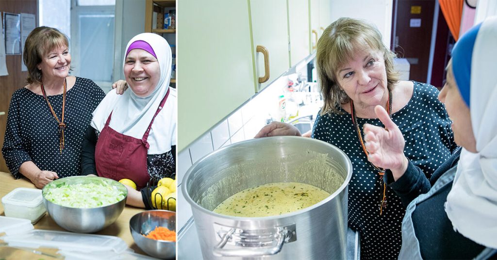 – Om kvinnorna tjänar egna pengar och rätar på ryggen så lyfter det hela familjen, säger Christina, här med Tagrid El-Ali, bilden till vänster, och Fatma El-Zein, bilden till höger. Foto: André De Loisted