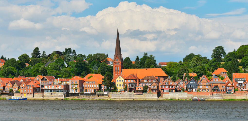 Din resa går genom Lauenburg/Elbe, den gamla skepparstaden som är känd för sina unika korsvirkeshus från 1500-talet.