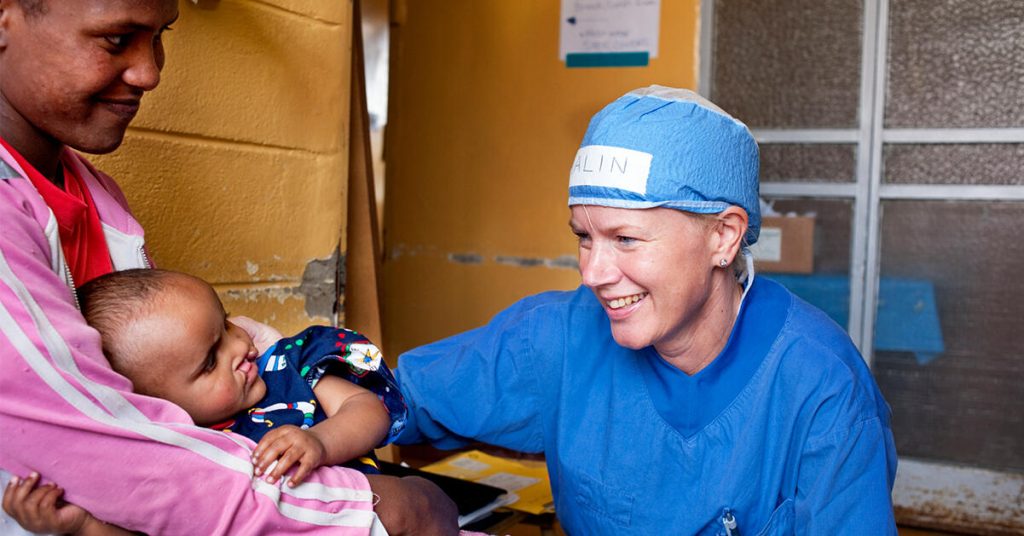 Malin Hakelius undersöker möjligheten till operation på Menellik II Referral-sjukhuset i Addis Abeba i Etiopien 2010. Foto: Margherita Mirabella