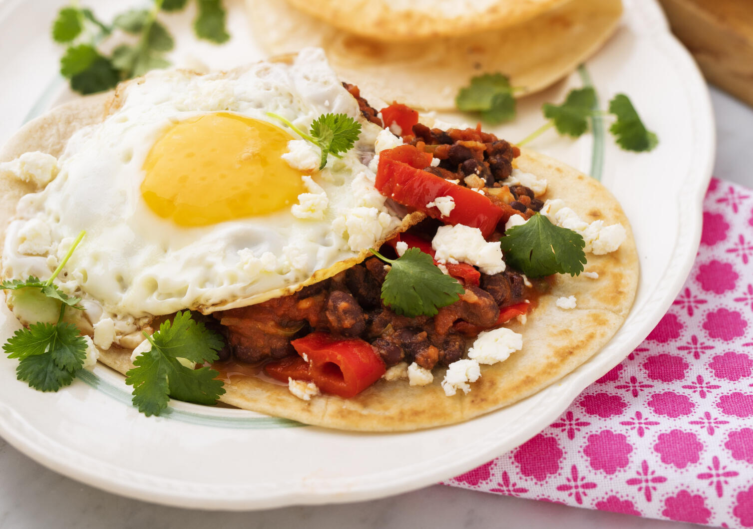 Huevos rancheros med svarta bönor