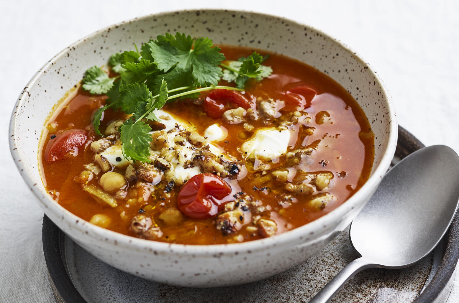 Mustig tomatsoppa med valnötter