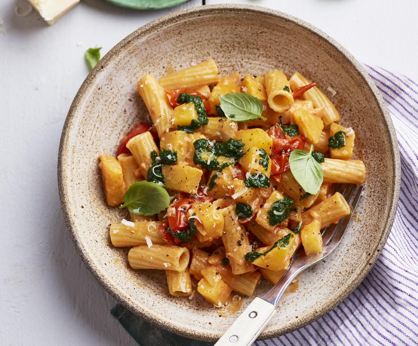 Pasta med kålrot och tomat