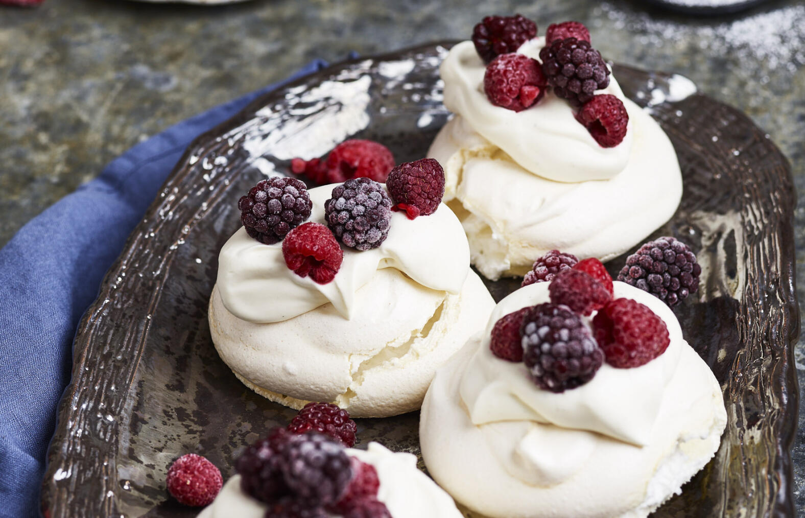 Minipavlova med vaniljgrädde