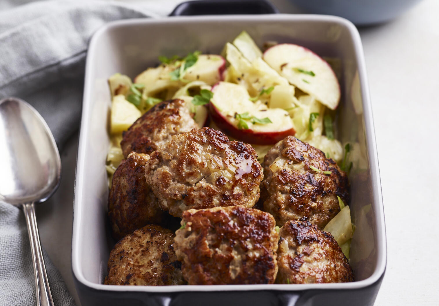 Fläskfärsbiffar med gräddig kål