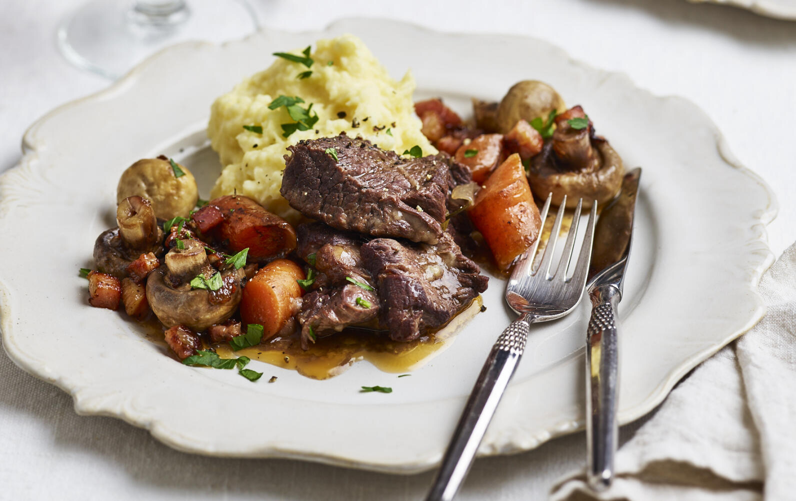 Långkokt högrev med champinjoner