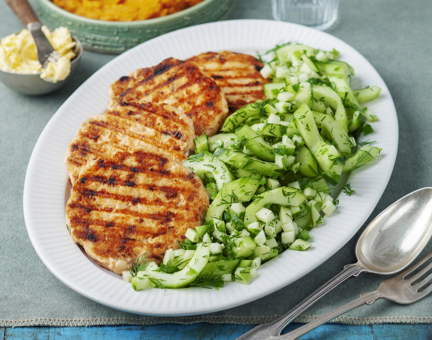 Grillad laxbiff med sötpotatismos