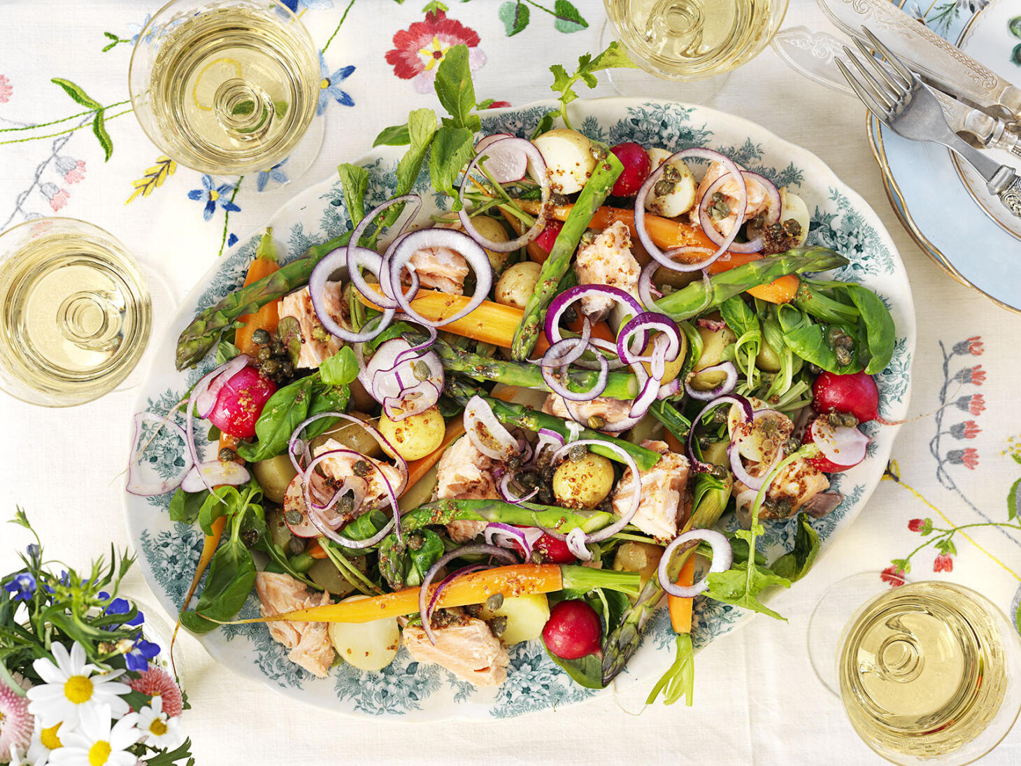 Primörsallad med varmrökt lax