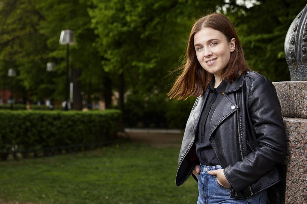 – Jag har alltid valt prestationsinriktade yrken. Jag gillar att satsa allt, säger Amy Deasismont som idag varvar sången med skådespeleri. Foto: Peter Knutson