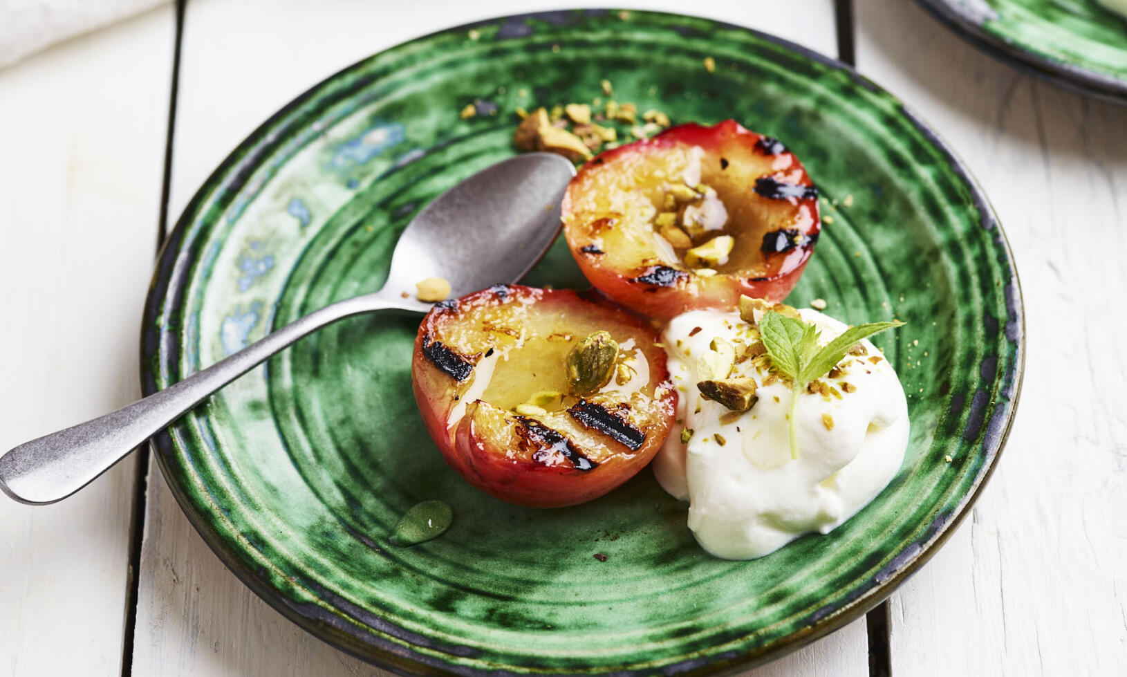 Grillade nektariner med honung och mynta