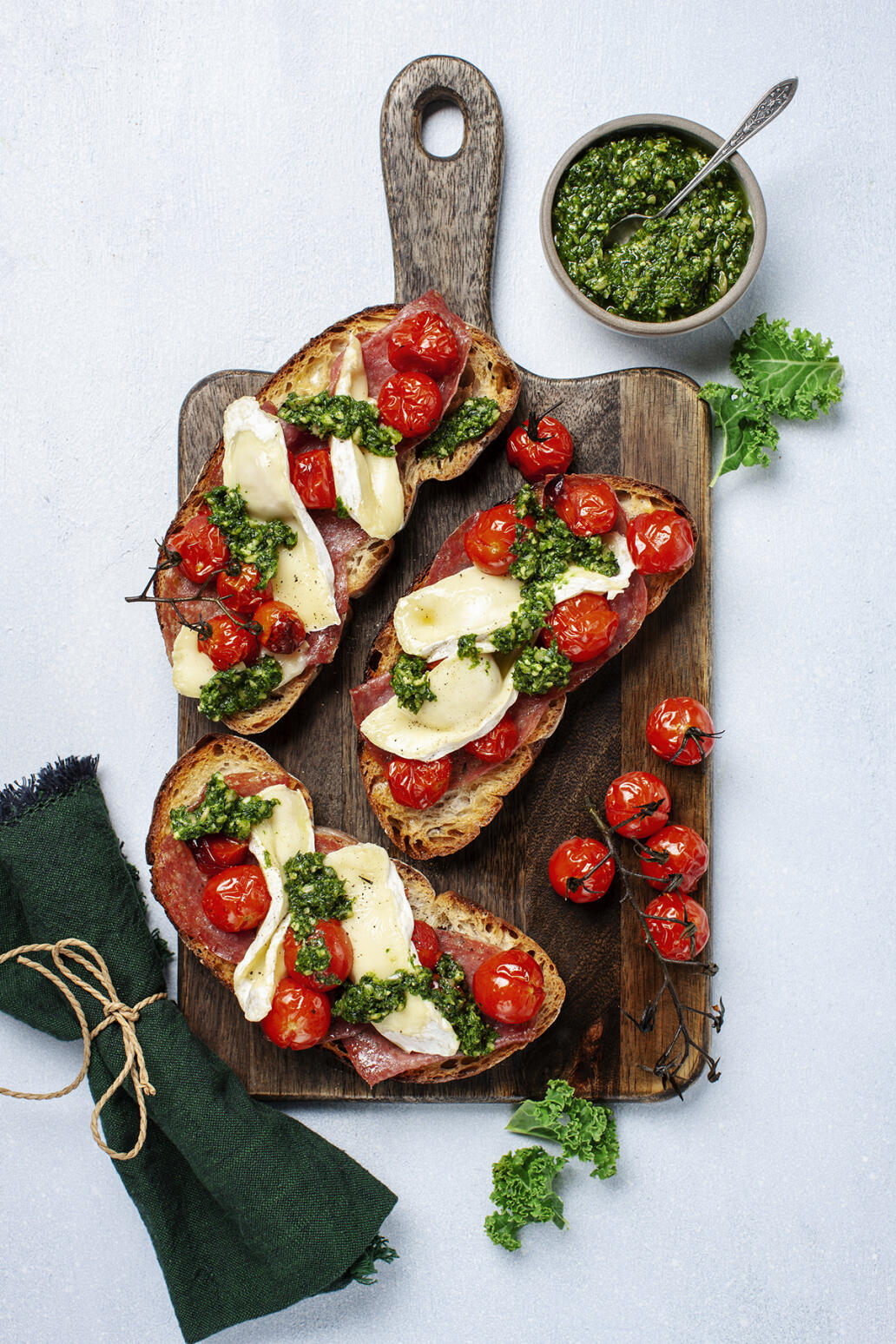 Brietoast med grönkålspesto