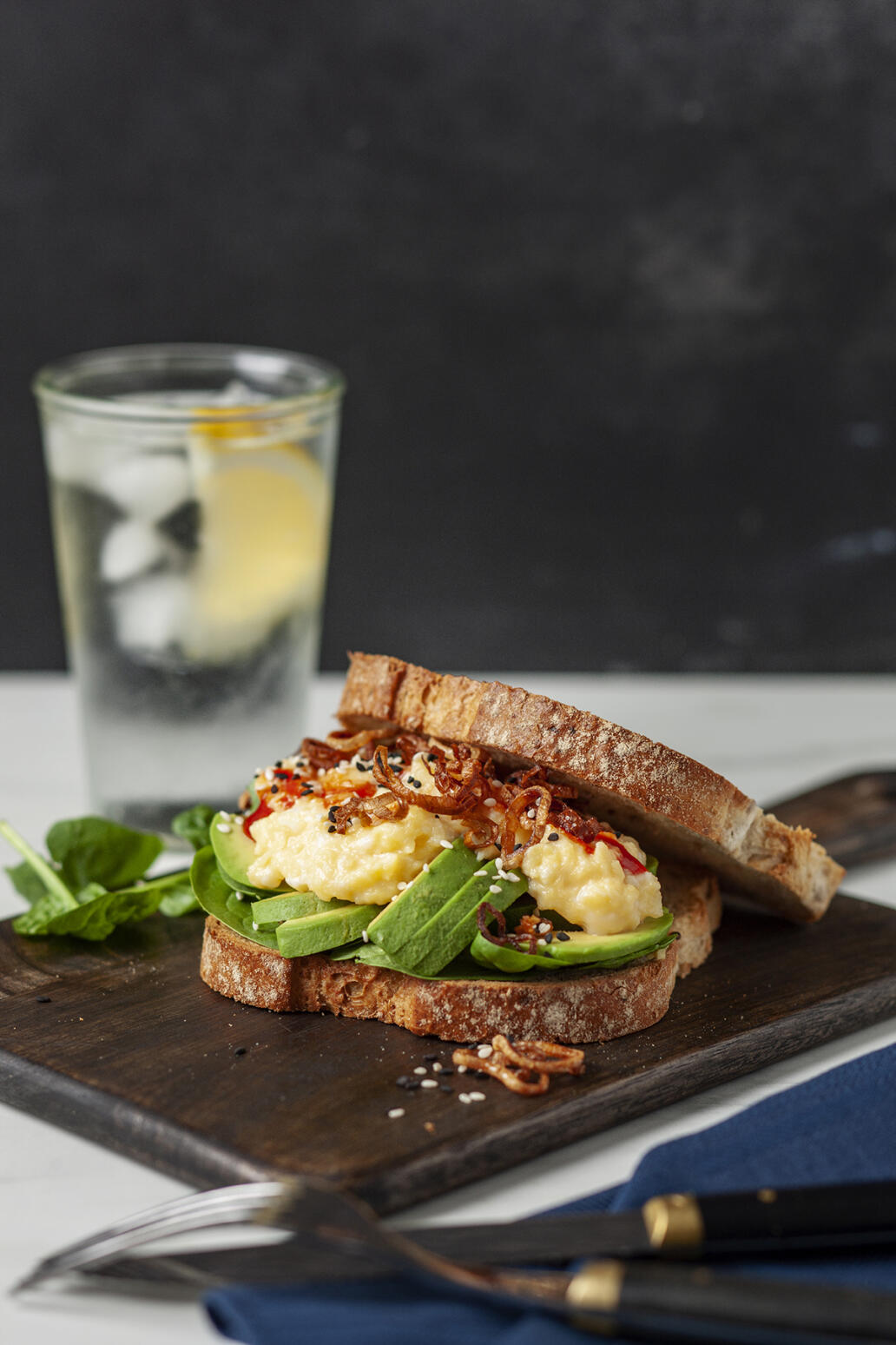 Krämig äggröra på sandwich