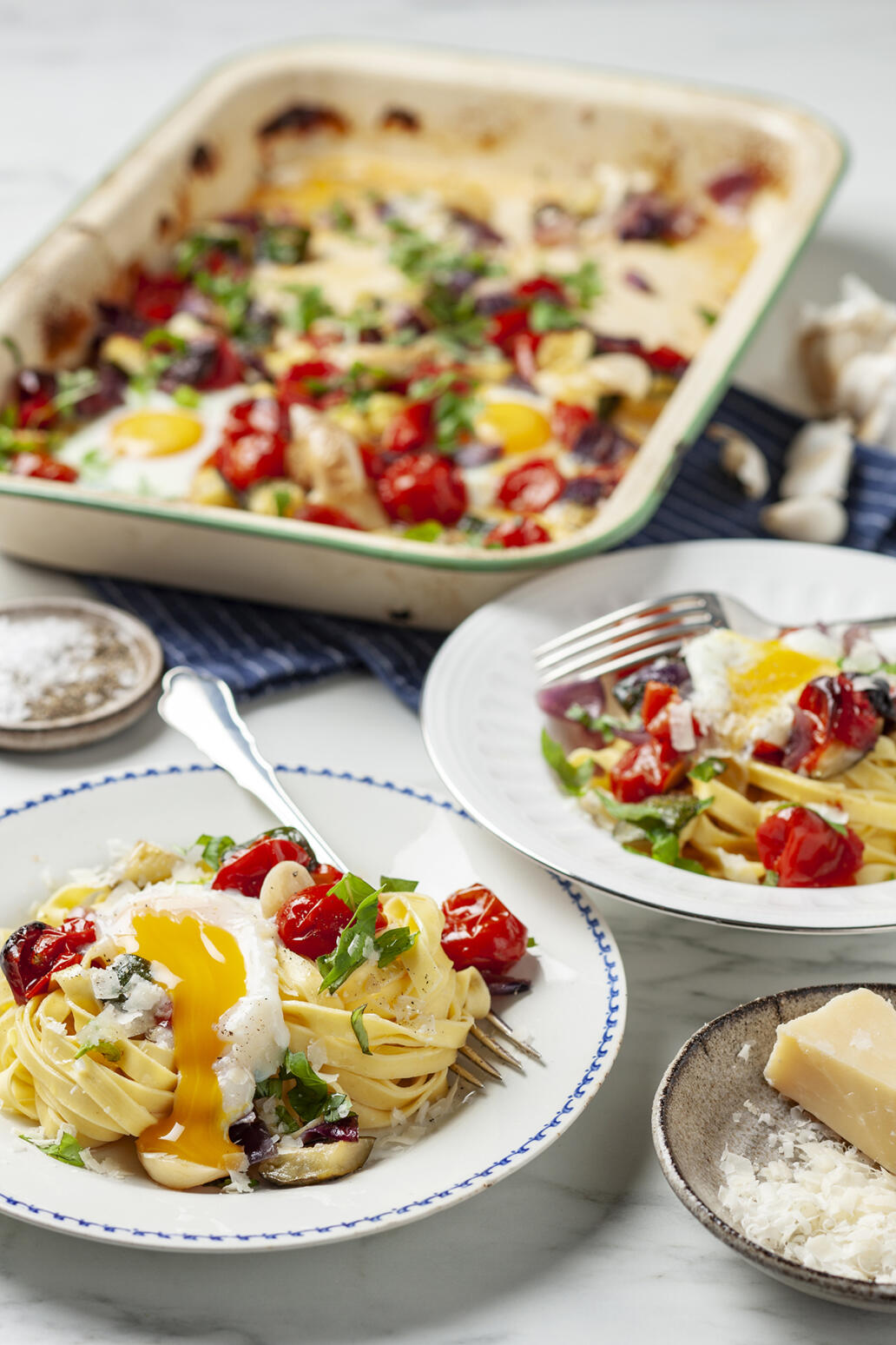 Rostade grönsaker med ägg och pasta