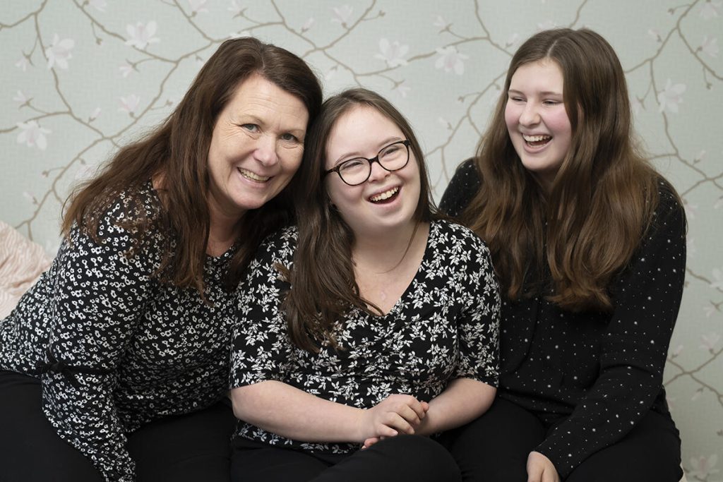 Mamma Lotta, Moa och syster Maja vill tillsammans sprida budskapet om att alla är lika mycket värda. Foto: Julia Sjöberg