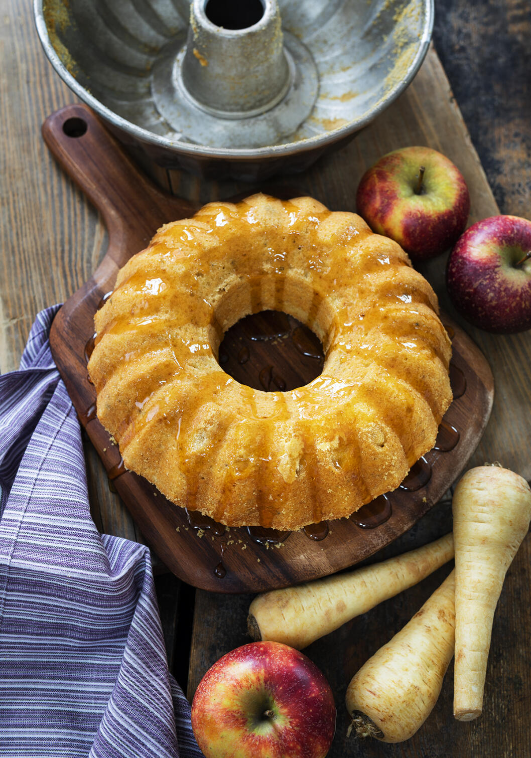 Palsternackskaka med äppelglasyr