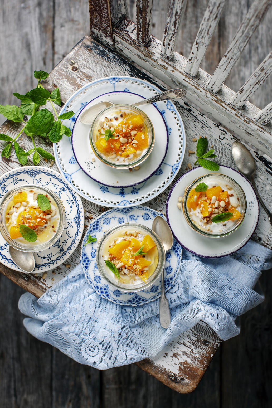 Yoghurtdessert med apelsinsalsa