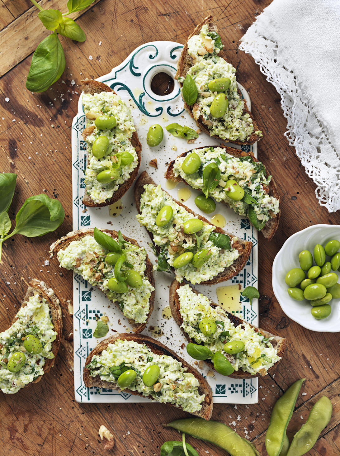 Chèvrecrostini med edamameröra