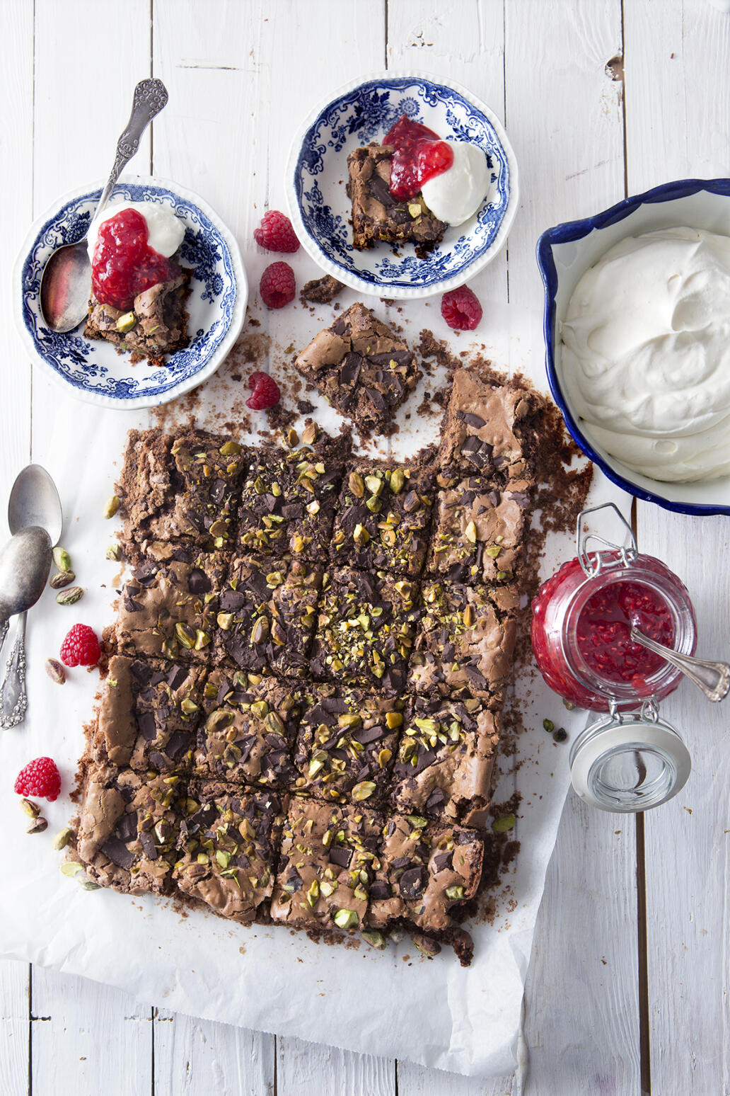 Chokladbrownie med sylt och grädde