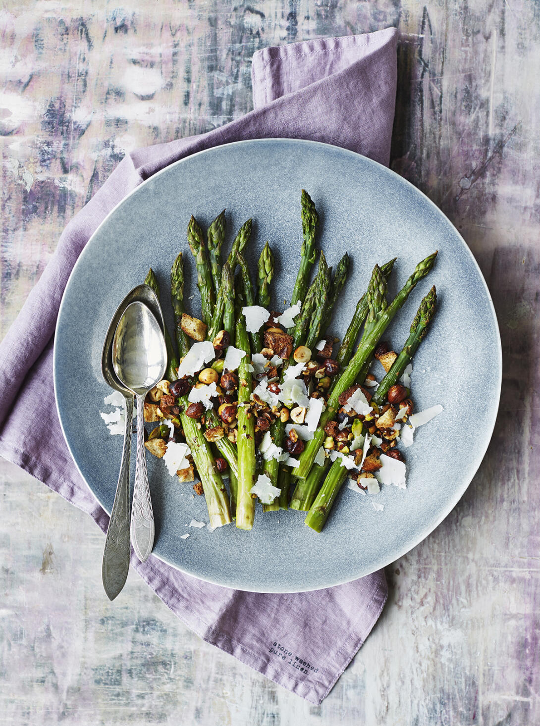 Rostad sparris med nötströssel