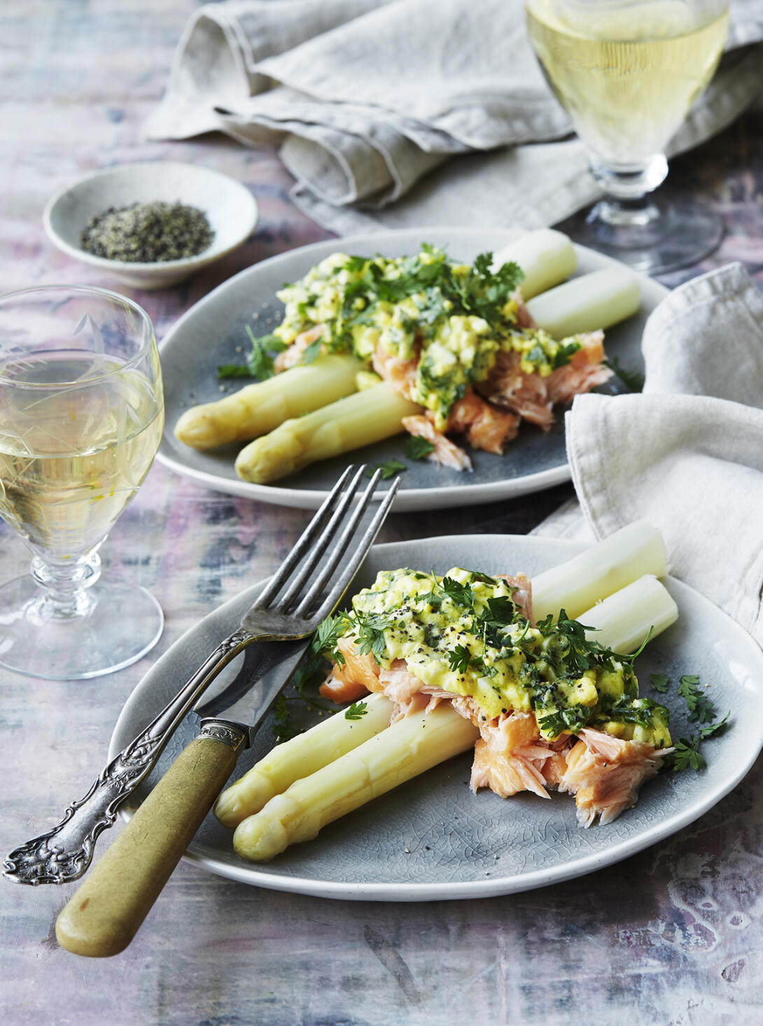 Vit sparris med varmrökt lax