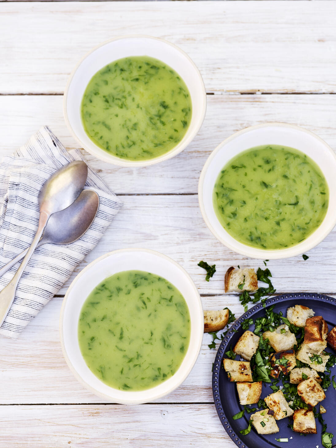 Ramslökssoppa med brödkrutonger