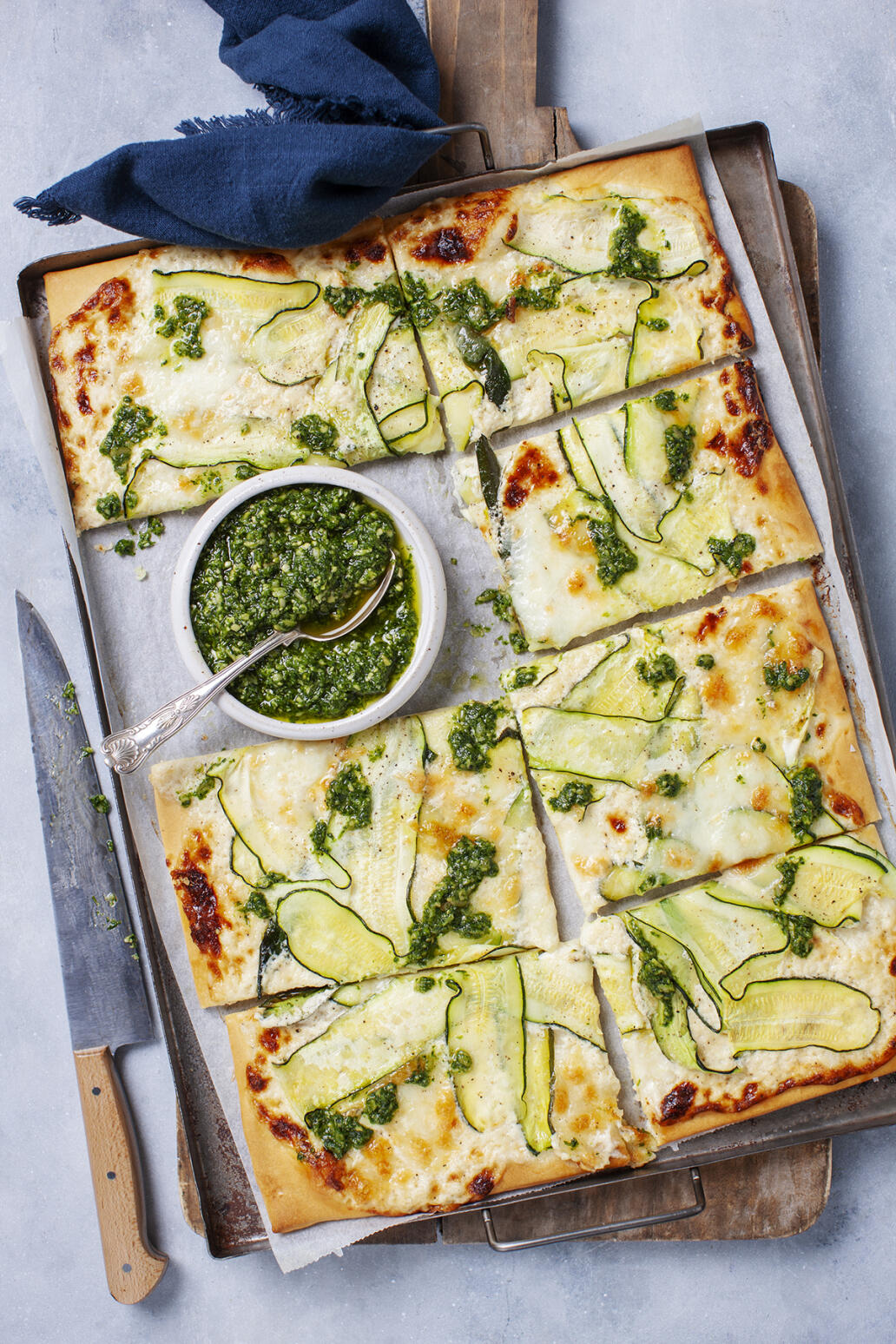 Vit pizza med mozzarella & pesto