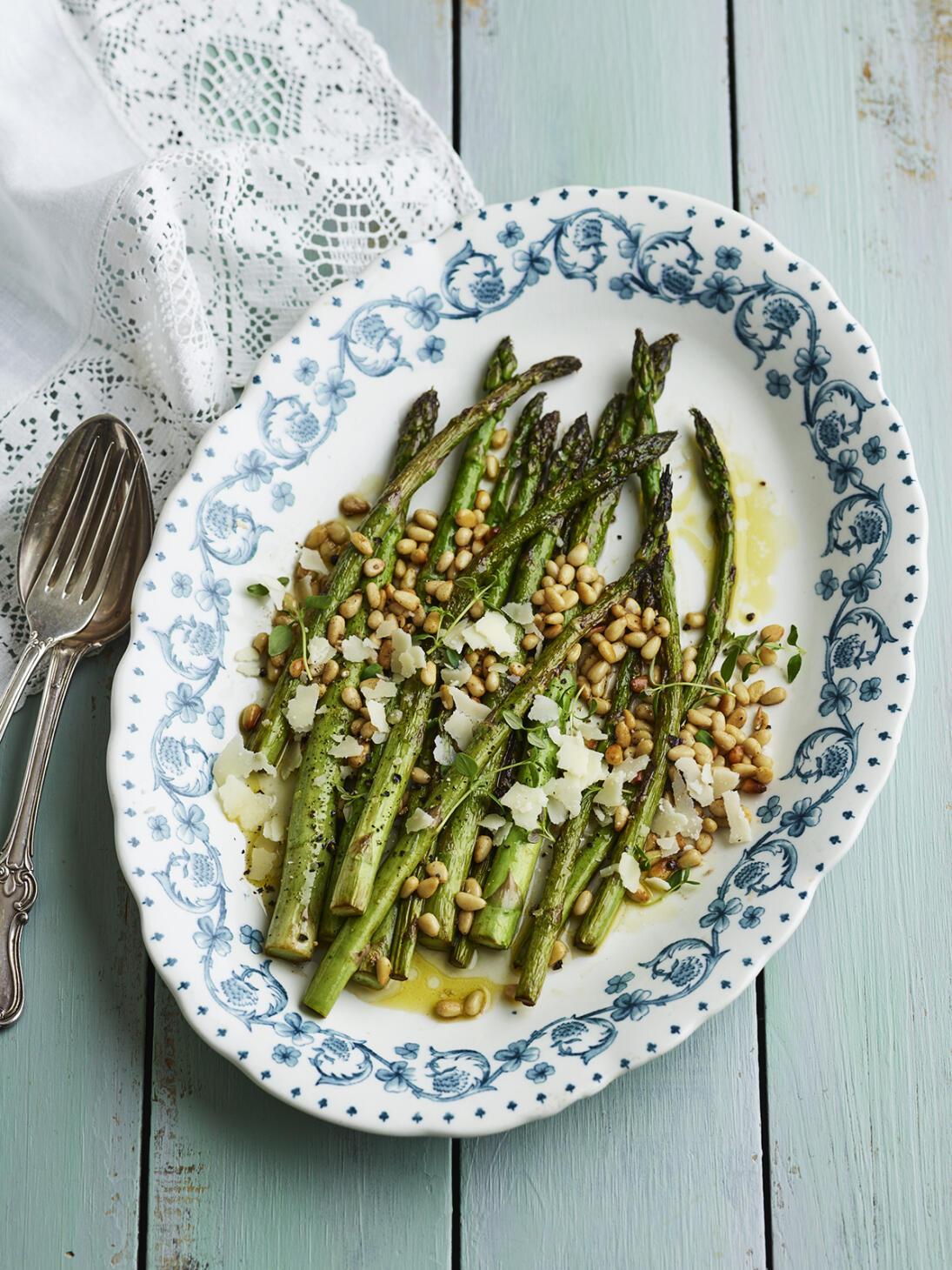 Råstekt sparris  med pinjenötter