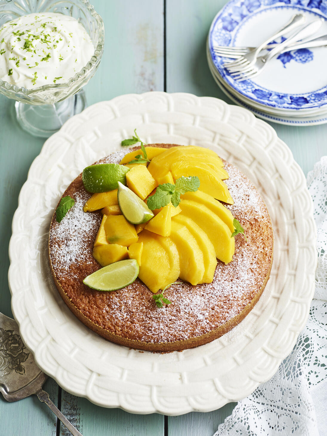 Sockerkaka med limekräm och mango