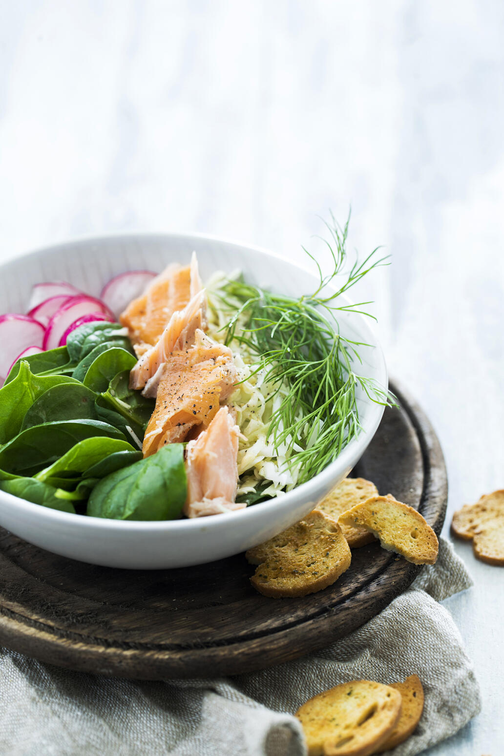 Spenatsallad med varmrökt lax