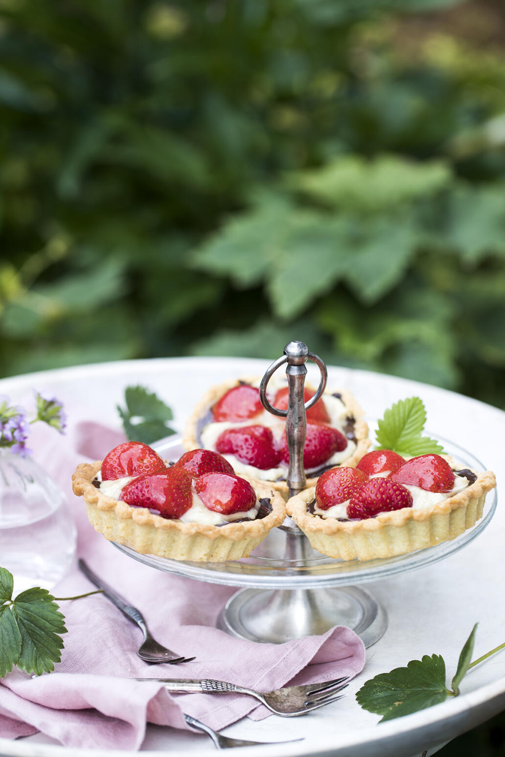 Jordgubbspajer med marsipankräm