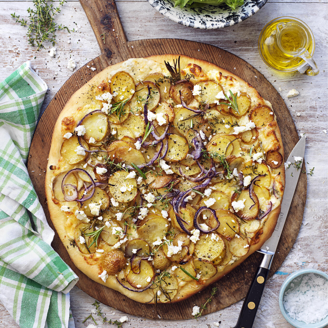 Potatispizza med örter och rödlök