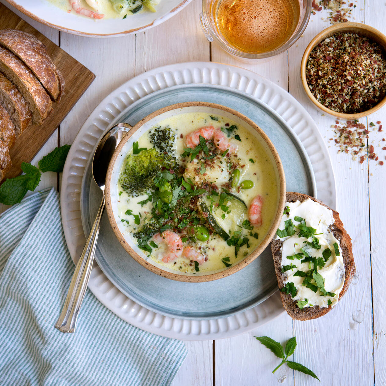 Fisk- och räkgryta med salami-smul