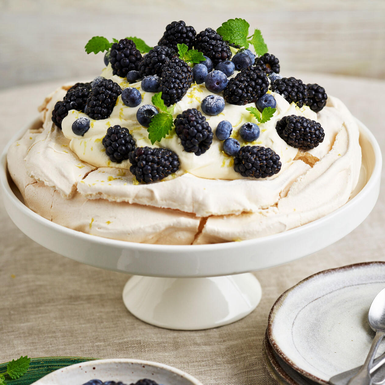 Marängtårta med citronkräm och bär