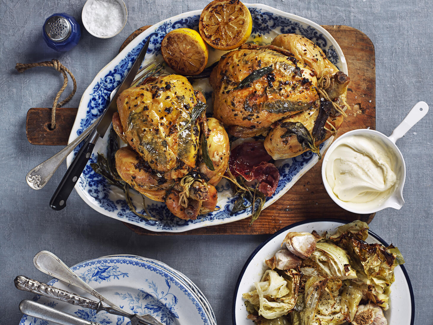 Hel ugnskyckling med salvia