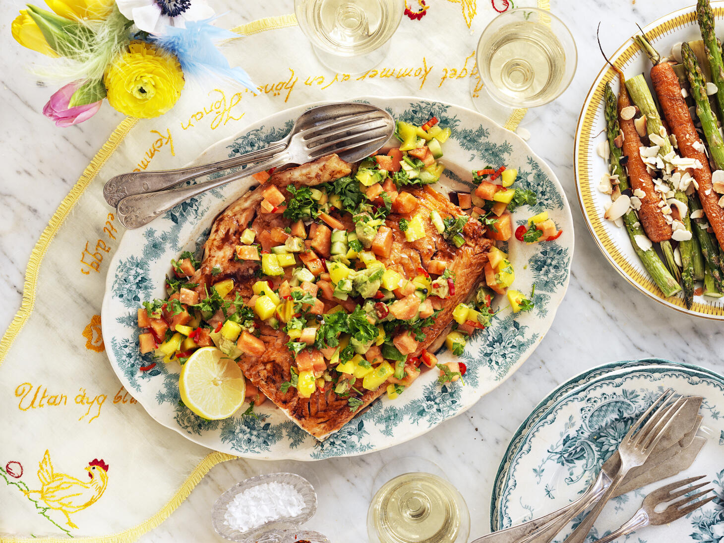 Ugnsbakad lax med fruktig salsa