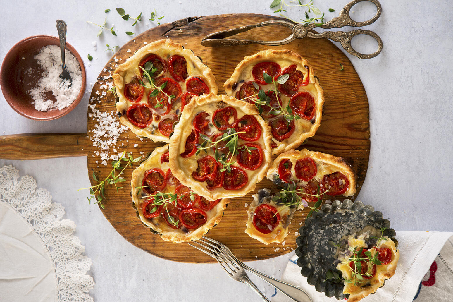 Tomat- & lökpajer med sardeller