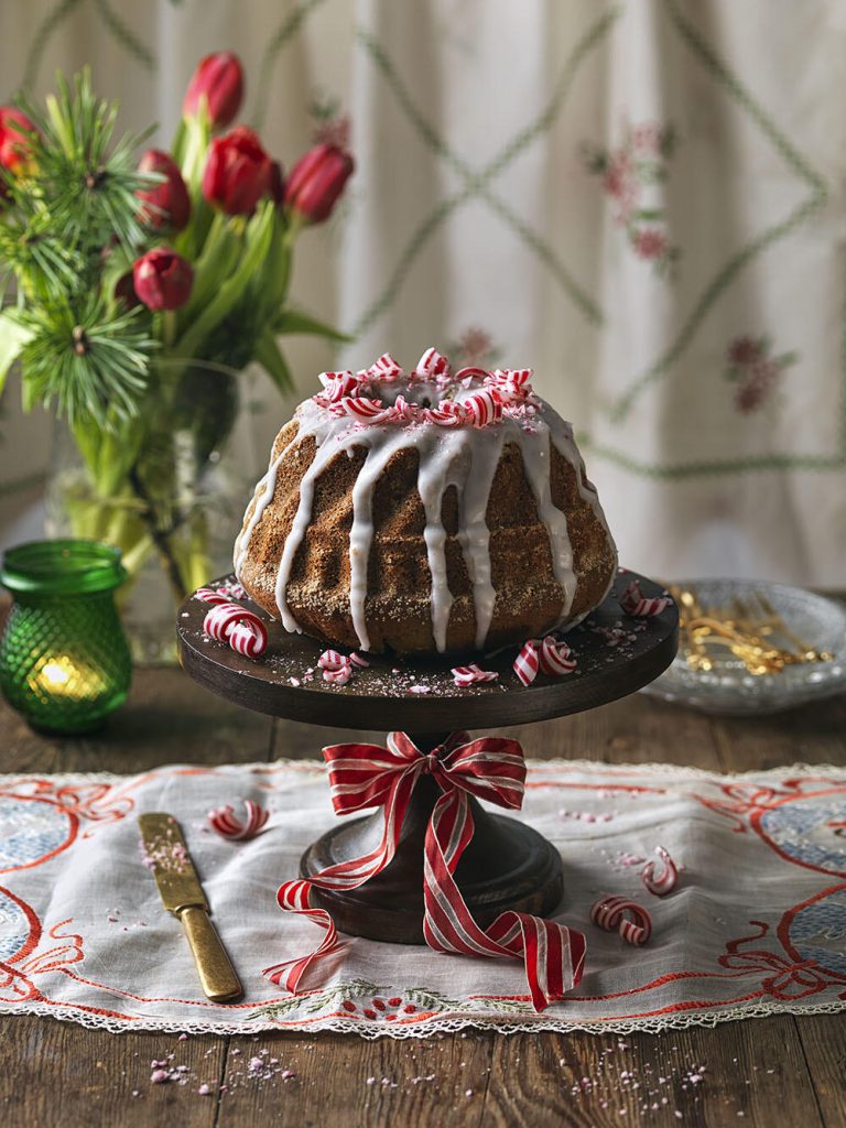 Den saftiga mjuka pepparkakan är garnerad med polkaströssel. Recept får du här nedan.