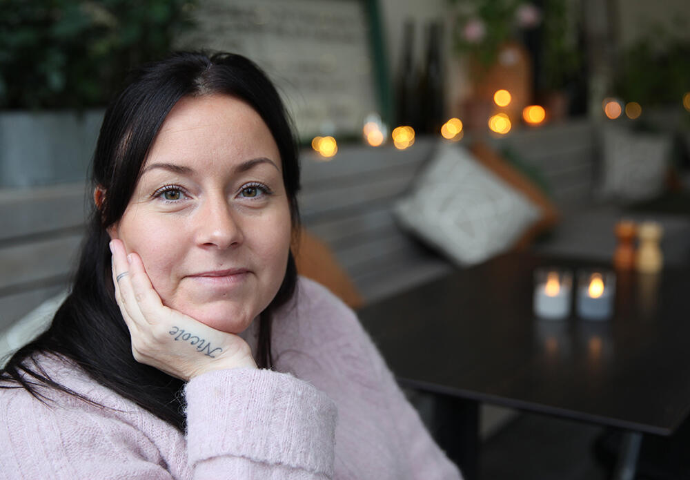 Lina blev som liten omhändertagen av socialen och fick växa upp hos sin mormor och morfar på grund av föräldrarnas missbruk.