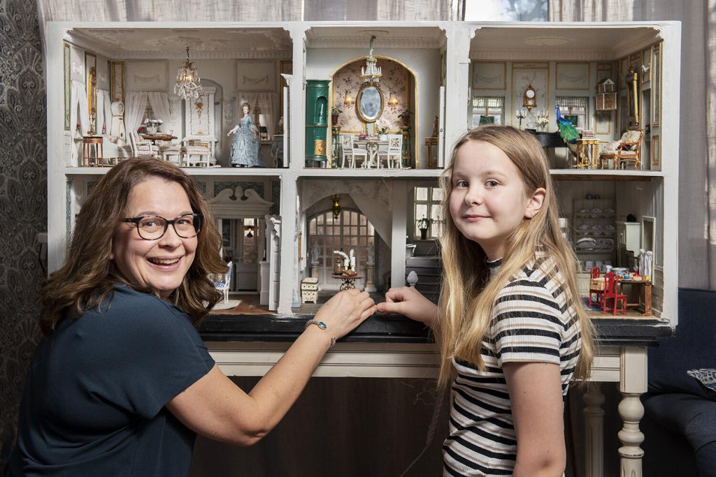 Ingela och Alva älskar att skapa och pyssla med sina dockskåp.