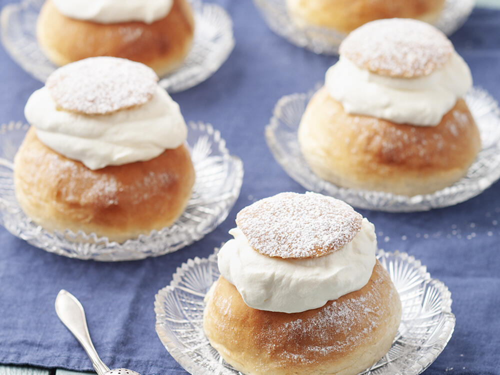 Världens godaste hembakade semlor – med 4 olika härliga fyllningar!