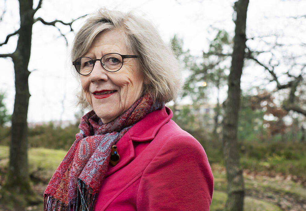 Mänskligt, självironiskt och osentimentalt har blivit lite av Agnes Wolds signum. Men hela tiden med glimten i ögat.