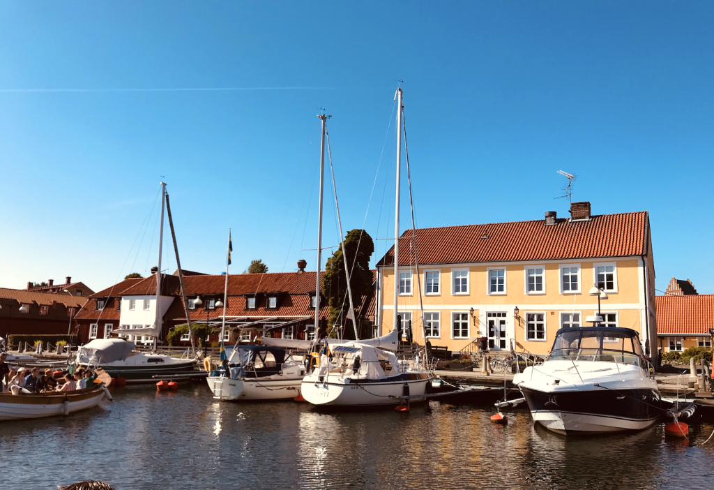 Åhus Gästgivaregård ligger vackert beläget vid vattnet. FOTO: Åhus Gästgivaregård