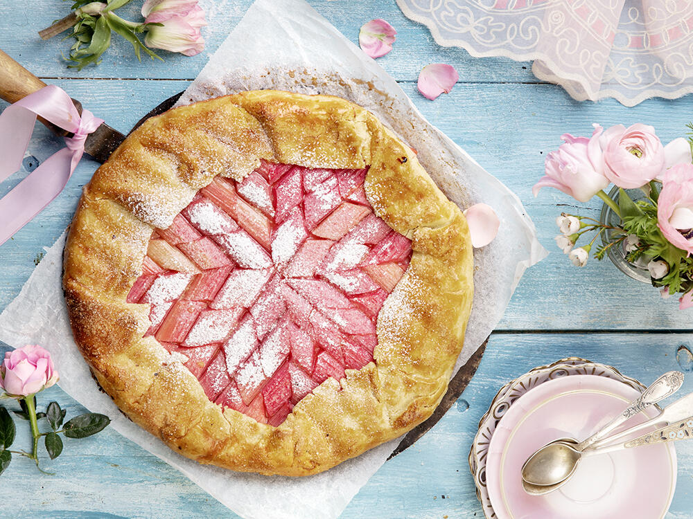 Den här pajen kallas för friformpaj, en rustik platt paj där kanten viks upp över fyllningen.